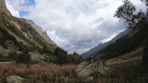 Večer time-lapse v horách Dombai na severním Kavkaze před deštěm. Soutěska s uprostřed lesa — Stock video