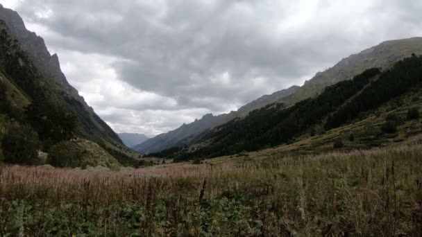 Večer time-lapse v horách Dombai na severním Kavkaze před deštěm. Soutěska s uprostřed lesa — Stock video