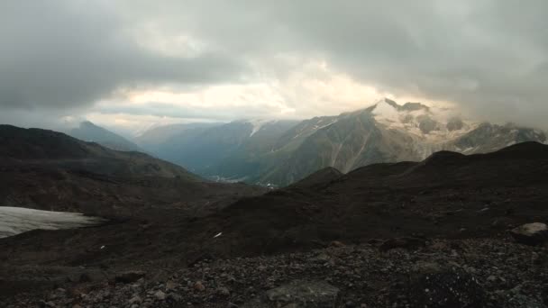 Timelapse βράδυ στα βουνά του Ελμπρούς στο βόρειο Καύκασο πριν από τη βροχή — Αρχείο Βίντεο