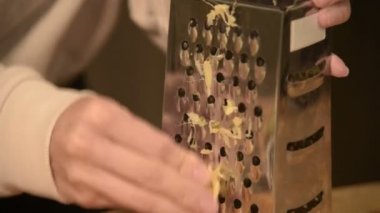 Yakın çekim womans temizlik losyonları zencefil kökü üzerinde metal rende el. Sağlıklı doğal gıda.