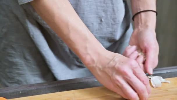 Крупним Планом Жіночі Руки Домашній Кухні Чистий Часник Від Шкірки — стокове відео