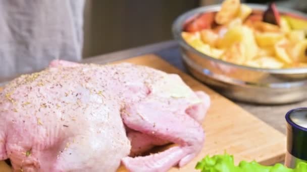 Primer plano de las manos femeninas preparando pato o ganso para hornear. Aderezo de zanahoria blanca con mayonesa. Plato de Navidad pato ganso con manzanas — Vídeos de Stock