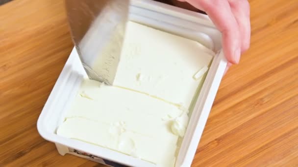 Detail samice ruce sýra tofu v plastovém obalu s nožem — Stock video