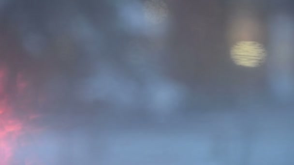 Абстрактный Фон Размытого Вида Вечерних Улиц Через Туманные Стеклянные Окна — стоковое видео