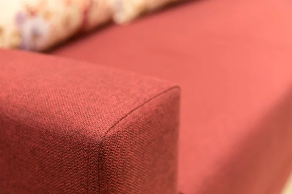 Közeli fogantyú karfa textil piros kanapé. Új bútorok. Sekély mélység-ból mező — Stock Fotó