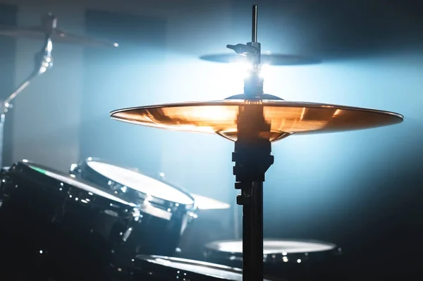 Close-up Drum instellen in een donkere kamer tegen de achtergrond van het middelpunt van de belangstelling. Symbool van de sfeervolle achtergrond van het spelen van rock of jazz drummer. Koperen platen op een koude achtergrond — Stockfoto