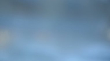 Arka plan bulanık görünümünün dumana cam windows toplu taşıma tramvay, sokaklarında akşam. Şehir ışıkları odak