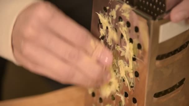Le donne di primo piano sfregano la mano hanno pulito la radice rossiccia su una grattugia in metallo. Cibo naturale sano — Video Stock
