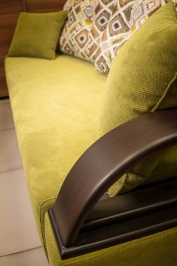 Yakın çekim kolu kol dayama Tekstil kırmızı kanepe. Yeni mobilya. Sığ derinlik-in tarla