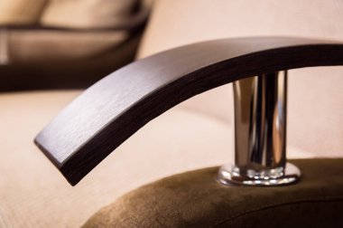 Yakın çekim kolu kol dayama Tekstil bej kanepe. Yeni mobilya. Sığ derinlik-in tarla