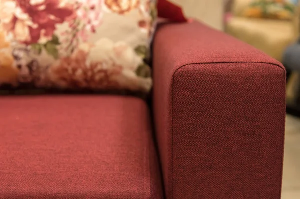 Közeli fogantyú karfa textil piros kanapé. Új bútorok. Sekély mélység-ból mező — Stock Fotó