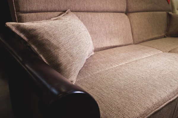 Close-up handvat armsteun textiel beige sofa. Nieuwe meubels. Ondiepe scherptediepte — Stockfoto