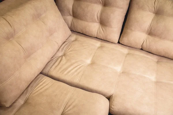 Bliska jest fragment drogie beż tekstylna sofa w pokoju — Zdjęcie stockowe