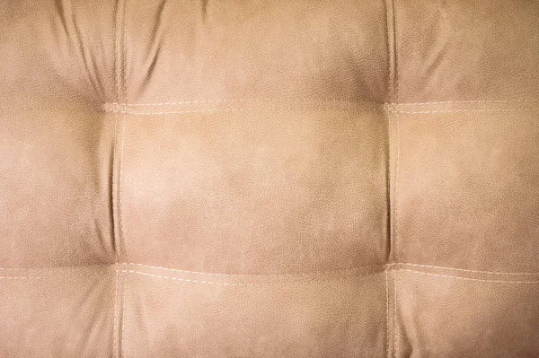 Ένα κοντινό πλάνο ενός τμήματος του ένα ακριβό μπεζ ύφασμα καναπέ στο δωμάτιο — Φωτογραφία Αρχείου