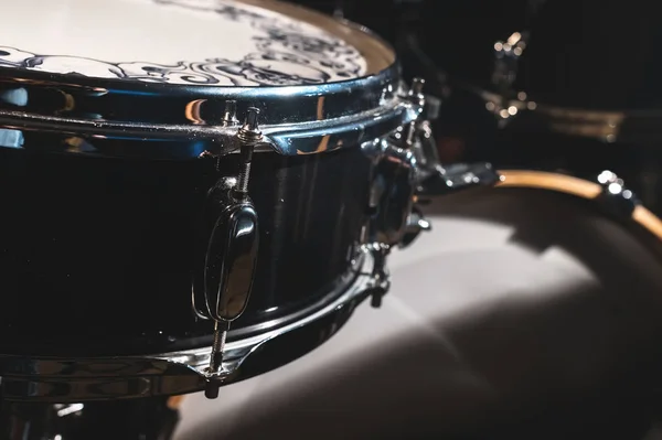 드럼의 근접 촬영 보기 어두운 스튜디오에서 설정 됩니다. 블랙 드럼 배럴 크롬 트림. 라이브 공연의 개념 — 스톡 사진