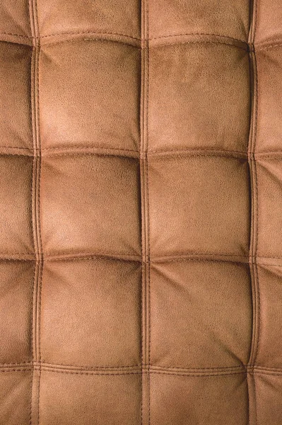 Um close-up de um fragmento de um sofá têxtil marrom caro na sala — Fotografia de Stock
