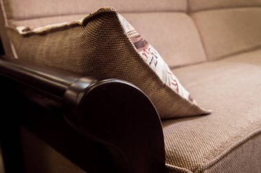 Yakın çekim kolu kol dayama Tekstil bej kanepe. Yeni mobilya. Sığ derinlik-in tarla