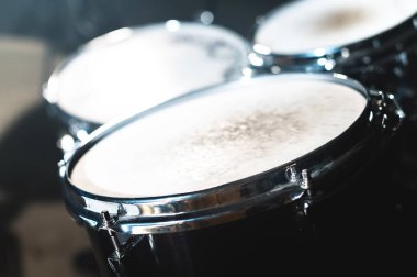 Bir davul closeup görünümüne karanlık bir stüdyoda ayarlayın. Siyah drum varil ile krom trim. Canlı performanslar kavramı