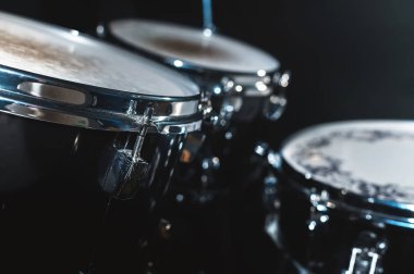 Bir davul closeup görünümüne karanlık bir stüdyoda ayarlayın. Siyah drum varil ile krom trim. Canlı performanslar kavramı