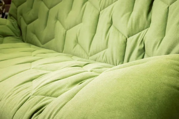 Закрытый удобный зеленый мягкий диван с кудрявой прострочкой. Современный дизайн — стоковое фото