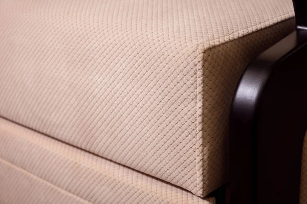 Detail úchytu loketní opěrka textilní béžové rozkládací. Nový nábytek. Malá hloubka ostrosti — Stock fotografie