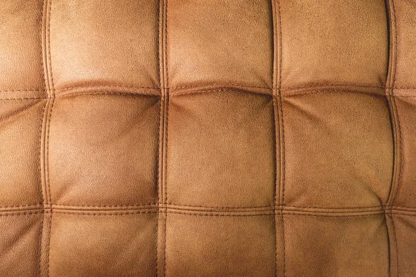 Um close-up de um fragmento de um sofá têxtil marrom caro na sala — Fotografia de Stock