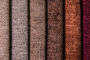 Mobilya ve giyim Döşeme renkli ve parlak kumaş örnekleri. Bir palet Tekstil soyut çizgiler farklı renkteki Close-up