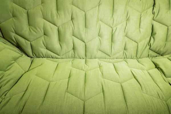 Γκρο πλαν άνετο πράσινο μαλακό καναπέ με σγουρά ραφές. Μοντέρνος σχεδιασμός — Φωτογραφία Αρχείου