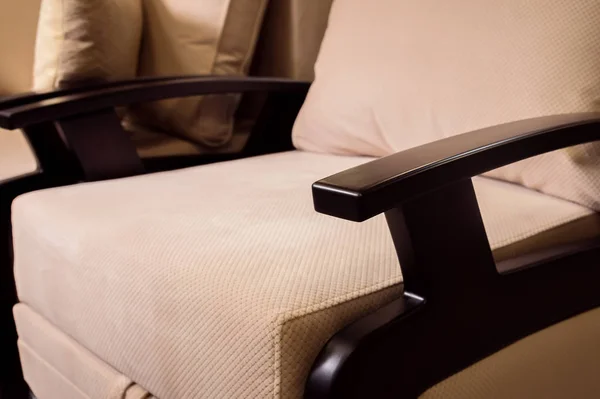 Közeli fogantyú karfa textil bézs kanapé. Új bútorok. Sekély mélység-ból mező — Stock Fotó