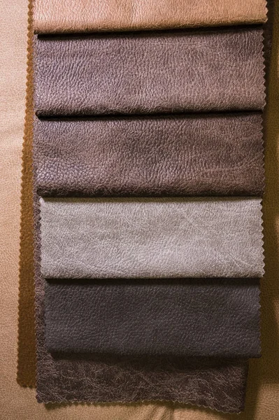 Échantillons de tissus colorés et lumineux de meubles et de vêtements. Gros plan d'une palette de bandes textiles abstraites de différentes couleurs — Photo