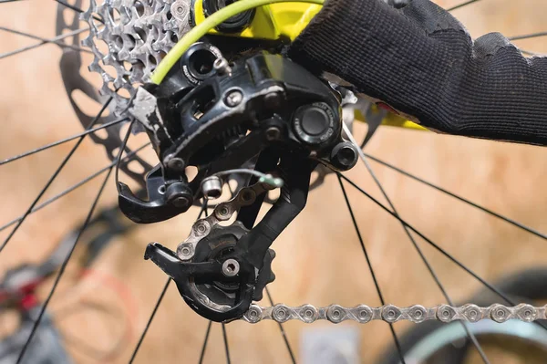 Bisiklet tamir yakın çekim görünümü. Dişli kaset yakın çekim. Dağ bisikleti için servis işçiliği. Siteniz için tamir kılavuzu
