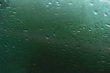 yeşil koyu arka plan üzerinde çiy damlası. Yumuşak odak