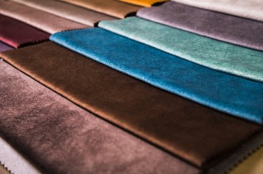 Mobilya ve giyim Döşeme renkli ve parlak kumaş örnekleri. Bir palet Tekstil soyut çizgiler farklı renkteki Close-up