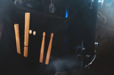 Bir durumda bir karanlık bir stüdyoda davul davul Close-up yapışır. Canlı performanslar kavramı