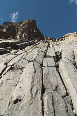 Bir kayalık yamaç geniş açı bakış gün güneşli yaz. Kuzey Kafkasya yapısal altıgen kayalıklarla