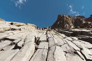 Bir kayalık yamaç geniş açı bakış gün güneşli yaz. Kuzey Kafkasya yapısal altıgen kayalıklarla