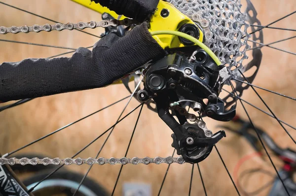 Nahaufnahme des reparierten Fahrrads. Zahnradkassette in Großaufnahme. Bastelservice für Mountainbikes. Reparaturanleitung für Ihre Website — Stockfoto