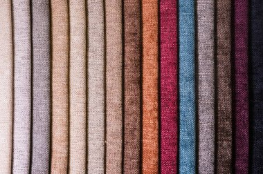Mobilya ve giyim Döşeme renkli ve parlak kumaş örnekleri. Bir palet Tekstil soyut çizgiler farklı renkteki Close-up