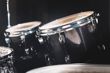 Bir davul closeup görünümüne karanlık bir stüdyoda ayarlayın. Siyah drum varil ile krom trim. Canlı performanslar kavramı