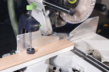 Yakın çekim el ile kesme ahşap ev atölye slaytlarını bıçak daire testere plastik koruma ile gördüm