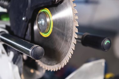 Ahşap ev atölye kesme slaytlarda yakın çekim el ile daire testere