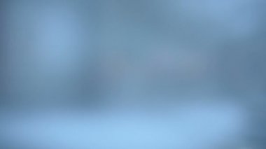 Arka plan bulanık görünümünün dumana cam windows toplu taşıma tramvay, sokaklarında akşam. Şehir ışıkları odak