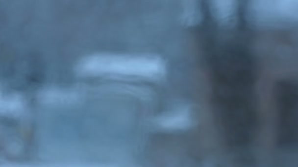 Fond abstrait de vue floue sur les rues du soir à travers les fenêtres en verre brumeux du tramway des transports en commun. Défocalisation des lumières de la ville 