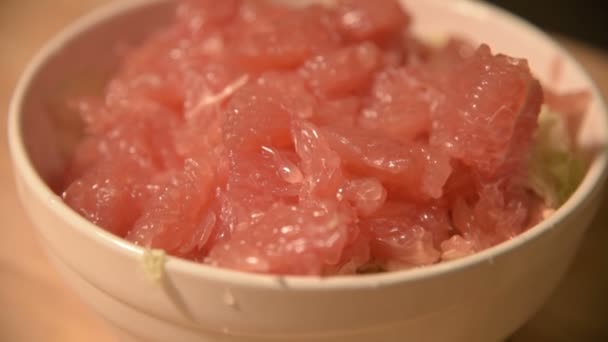 Close-up van grapefruit voor een vegetarische salade. Gezond thuis koken — Stockvideo