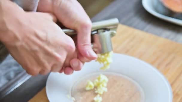 Erkek Close-up ev yapımı yemekler eller. Bir metal ile baş kırma darbeye ezmek. Sığ derinlik-in tarla — Stok video