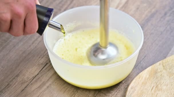 Hautnah Die Mischung Aus Hausgemachter Mayonnaise Mit Einem Mixer Einer — Stockvideo