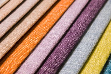 Mobilya ve giyim Döşeme renkli ve parlak kumaş örnekleri. Bir palet Tekstil soyut çizgiler farklı renkteki Close-up