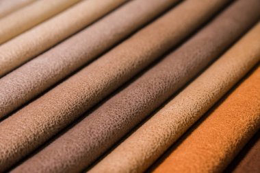 Mobilya ve giyim Döşeme renkli ve parlak kumaş örnekleri. Bir palet Tekstil soyut çizgiler farklı renkteki Close-up