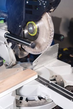 Yakın çekim el ile kesme ahşap ev atölye slaytlarını bıçak daire testere plastik koruma ile gördüm