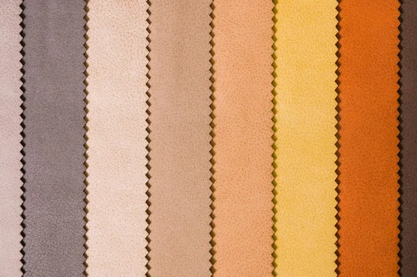 Échantillons de tissus colorés et lumineux de meubles et de vêtements en similicuir. Gros plan d'une palette de bandes textiles abstraites de différentes couleurs — Photo